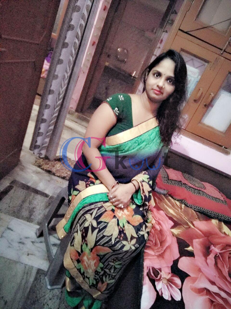 Myself Shreya college call girl and hot busty available